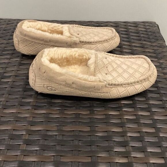 UGGs moccasin Women’s size 6 - Picture 1 of 5